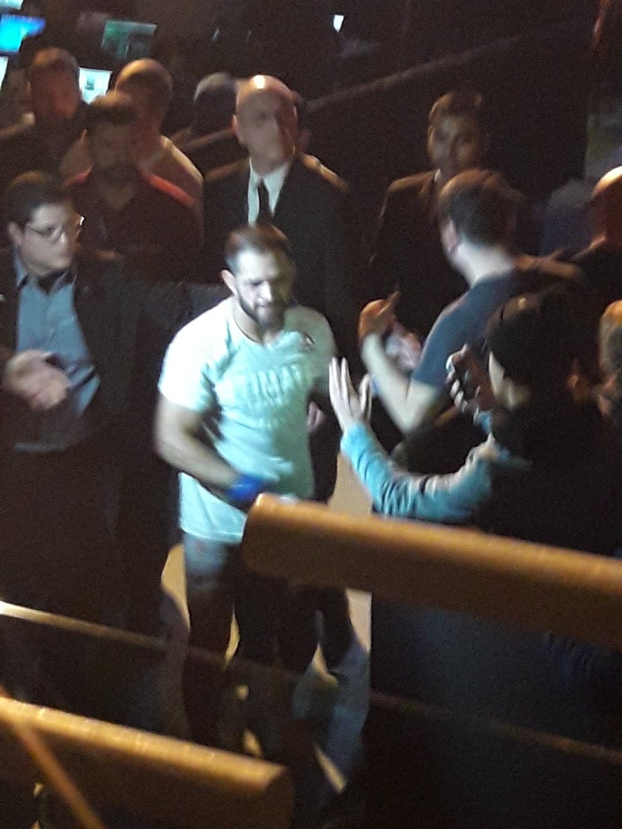 ActivistaEnRRSS's tweet photo. Tremendo evento hasta ahora #UFCChile 💪 disfrutando al máximo en platea baja central por donde se retiran los peleadores, una lástima el fotógrafo guaton q nos  quita visibilidad del octagono, pero todo lo demás super #UFCxFOX #UFCEnChile #UFCenADN #UFC @UFCEspanol #VamosPitbull https://t.co/q4UfNwrSbP