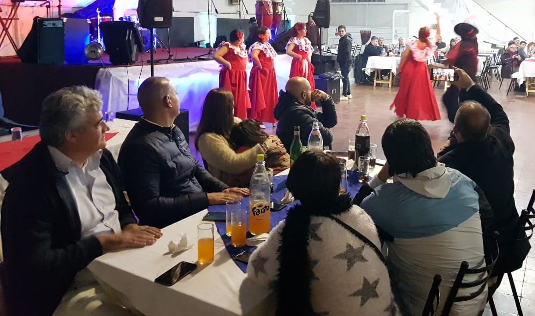 miguelsiciliano's tweet photo. Terminamos el Sábado de Peña en Barrio Pueyrredon. Gracias Viviana y a toda la Comisión del Club Pueyrredon por invitarnos y por hacernos parte de esta gran familia hermosa. #PensandoCordoba https://t.co/2chqGimlX6