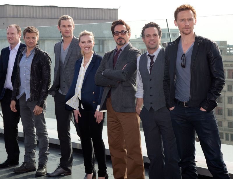 กองถ่าย Avengers เป็นกองที่รวมดาราที่ยุ่งที่สุดในจักรวาล เราแทบไม่เคยอยู่กันครบเลยด้วยซ้ำ แต่ผมก็ไม่มีทางลืมคืนวันเสาร์นึงใน Albuquerque ที่มือถือของทุกคนดังขึ้นพร้อมกันด้วยข้อความว่า "รวมพล" จากกัปตันอเมริกา ต่อด้วยอีกข้อความว่า "ใช่แล้ว ผมเมา"