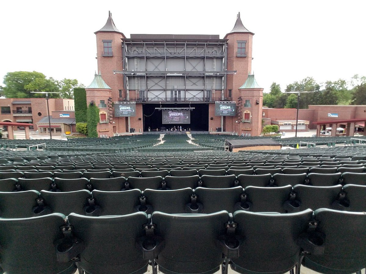 SalVulcano's tweet photo. 8000 tonight at the @KCStarlight. #soldout #herewego https://t.co/2GtAkP3Nf4