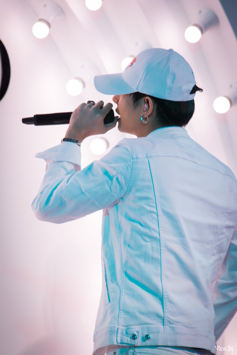 ViewZiiKudpho's tweet photo. ชอบชุดนี้มากเลย หล่อลื้มมมมมมม ❤️
#เป๊กผลิตโชค
#PeckPalitChoke
#PalitGallery
#KANEBOxPeckPalitchokeConcert
#ViewSri https://t.co/5fpCWBSNiI