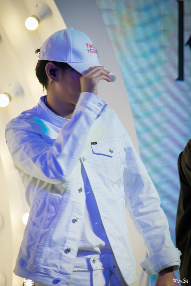 ViewZiiKudpho's tweet photo. ชอบชุดนี้มากเลย หล่อลื้มมมมมมม ❤️
#เป๊กผลิตโชค
#PeckPalitChoke
#PalitGallery
#KANEBOxPeckPalitchokeConcert
#ViewSri https://t.co/5fpCWBSNiI