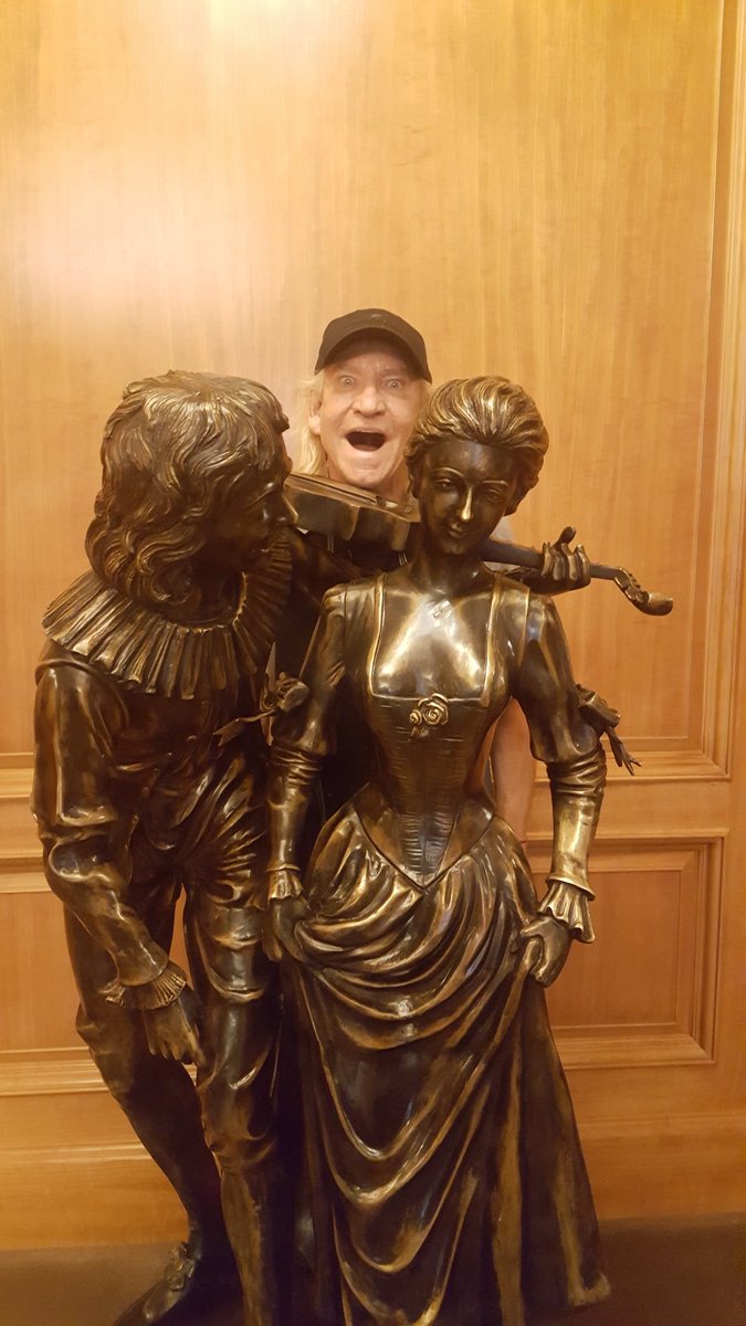 JoeWalsh's tweet photo. Photobomb! https://t.co/h7rTYzxfv2