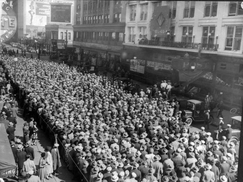 OTBaseballPhoto's tweet image. Denver, CO, 10/5/27 - Large crowd of baseball enthusiasts gathers on Champa Street by Denver Post headquarters to follow the first game of 1927 World Series via  a giant animatronic scoreboard, its much like a ESPN Gamecast,. The NY Yankees would beat the Pittsburgh Pirates 5-4