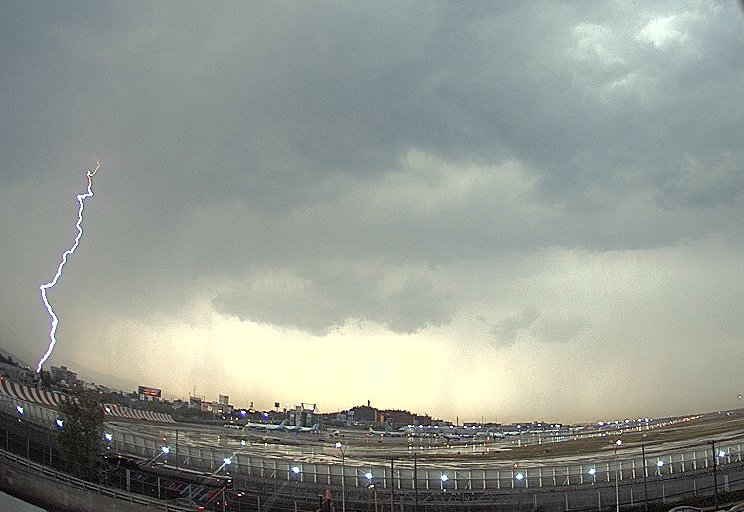 Espectacular relámpago captado esta tarde en el Aeropuerto de la #CDMX <a href="/AICM_mx/">Aeropuerto Internacional Benito Juárez CDMX</a>. 

Imagen gracias a <a href="/coffee_skyline/">SkylineCoffee</a>