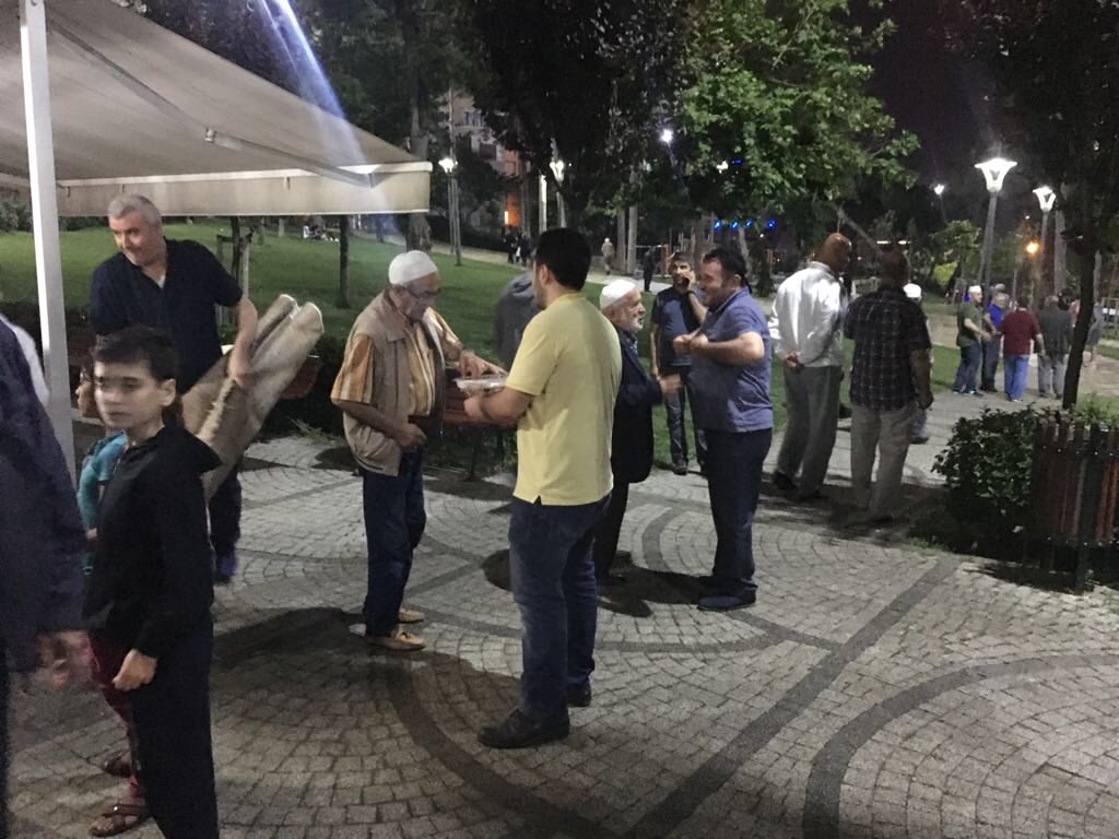 Ümraniye Belediyesi Gençlik Meclisi Olarak; İlçemizdeki Cami’lerde Teravih Sonrası Vatandaşımıza Lokum İkramımda Bulunuyoruz. 
#GençlerCamideBuluşuyor