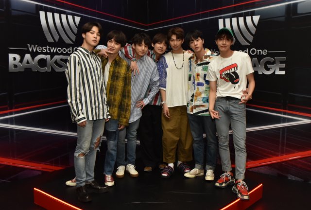 Vhyung_Arabfans's tweet photo. 180520 | صورة 
تحديث WestwoodOne :
 نحن متحمسون للغاية لان @BTS_twt اخذوا من وقتهم ومروا بنا خلف كواليس البيلبورد، نحن دائئما مانسعد بمقابلتهم ولا نستطيع الانتظار لادائهم في حفل الغد ، ماهو رايكم ارمي؟ الا يبدون رائعين؟! 😍😍😍😍😍😍😍 https://t.co/I8E8WLnDYF