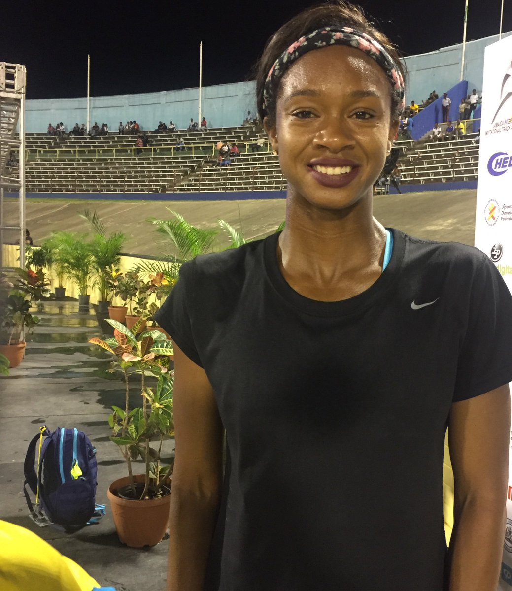 trackalerts's tweet photo. Jasmine Stowers 12.83 wins the women’s 100m hurdles ahead of fellow Americans Kori Carter 12.87 and Kristie Castlin 13.09 #JamaicaInvutational #JIIM2018 https://t.co/SyvQR8CNfv