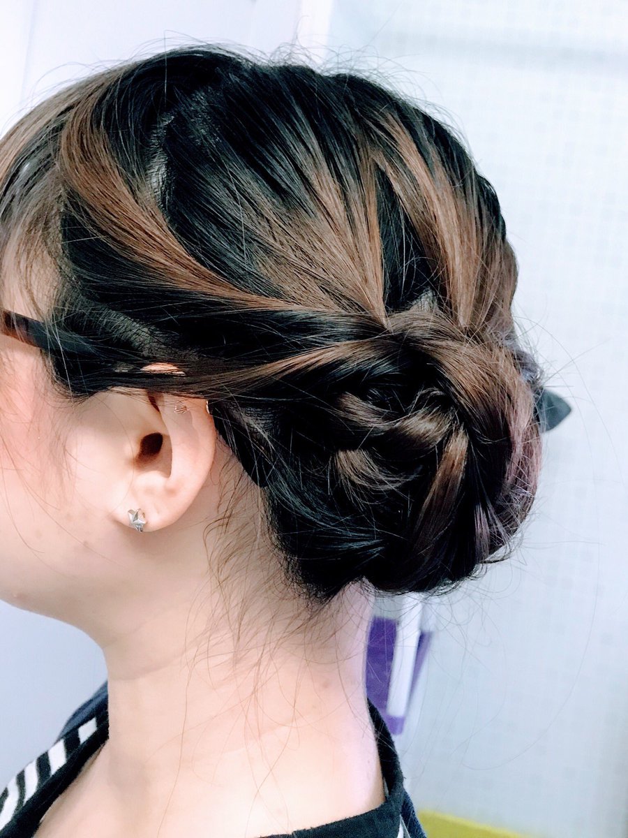 そらみ Twitterissa ヘアゴム2本だけで ヘアピン不要の崩れにくい簡単まとめ髪アレンジ ズボラでも簡単にそれっぽくできるから最近暑い日によくやっておススメアレンジです ヘアアレンジ セミロング