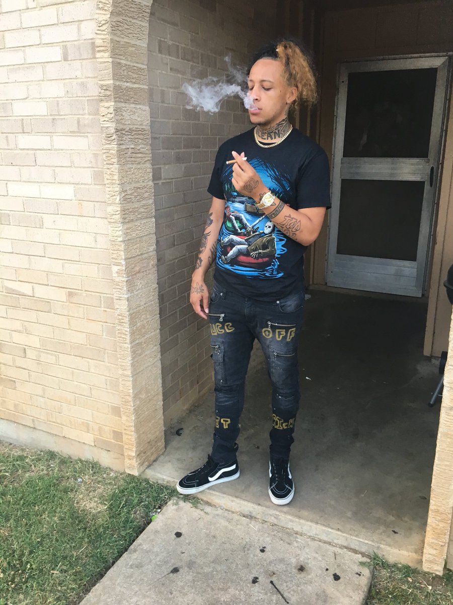 Peezii2Real's tweet photo. You Mad Cause Im Me Phucking Off Getting Rich 🎩💵🎩 #TwoReal https://t.co/CmxPCJzXH3