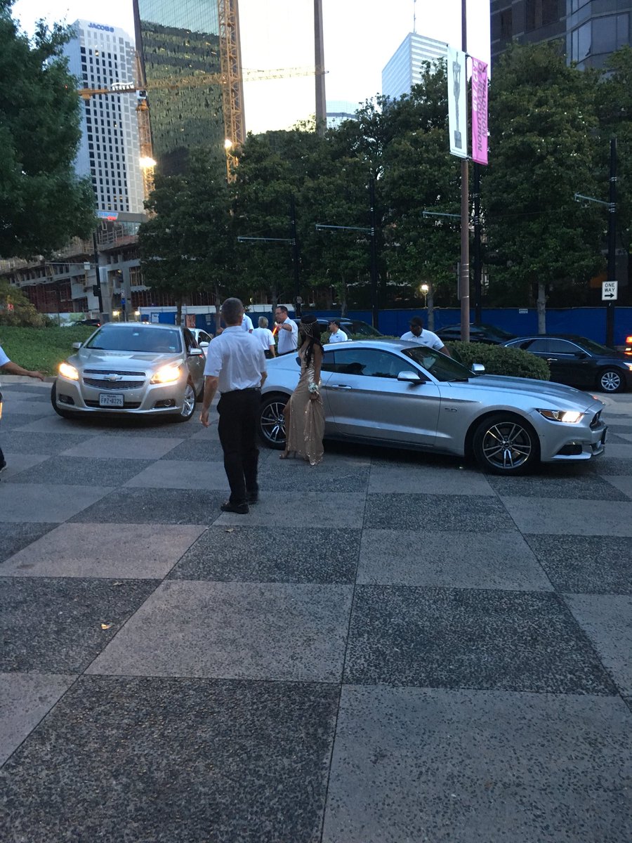 TigerSdntMedia's tweet photo. HRN: @LancasterISD seniors arrive at the Belo Mansion in Downtown Dallas for Prom 2018. #WEBO #37Reasons #WeBoomin18 https://t.co/RlkDZIc7x4