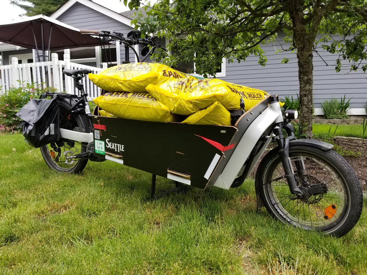 genepedia's tweet photo. 5 bags of mulch for some weekend gardening. Delivered directly to the backyard.
#carfreefamily
#packster80
#BikeEverywhere https://t.co/PPemAttyiV