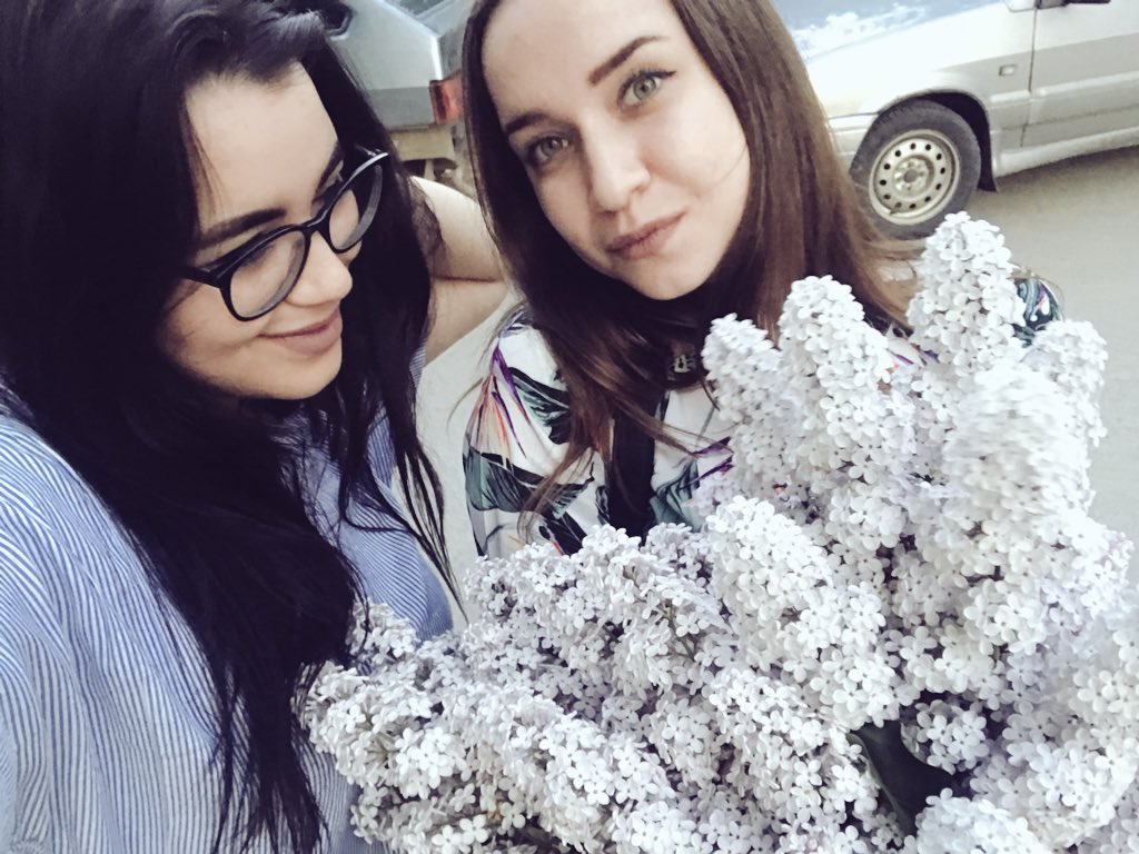mrkvpln's tweet photo. счастье есть #2 
пьяный друг, сирень, шумейка, Настя https://t.co/sJcVGT5aUn