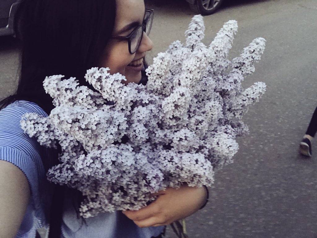 mrkvpln's tweet photo. счастье есть #2 
пьяный друг, сирень, шумейка, Настя https://t.co/sJcVGT5aUn