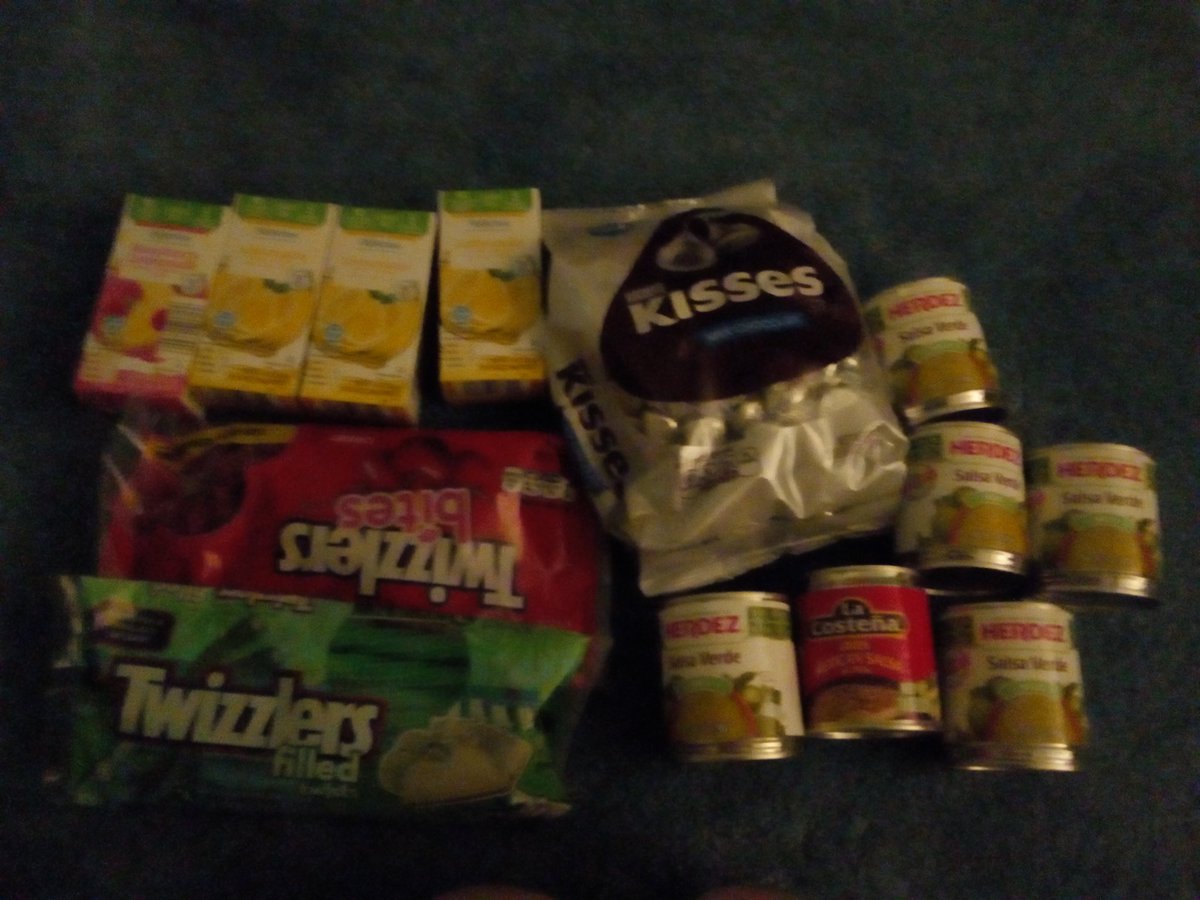 Penny_Wieser's tweet photo. Pros of US conferences- allows stocking up on life essentials- and to think people say I'm not really American #hersheysislife #walmartiloveyou #midwestfun #postshinglesrecovery #phdlife https://t.co/XrO4ChViks
