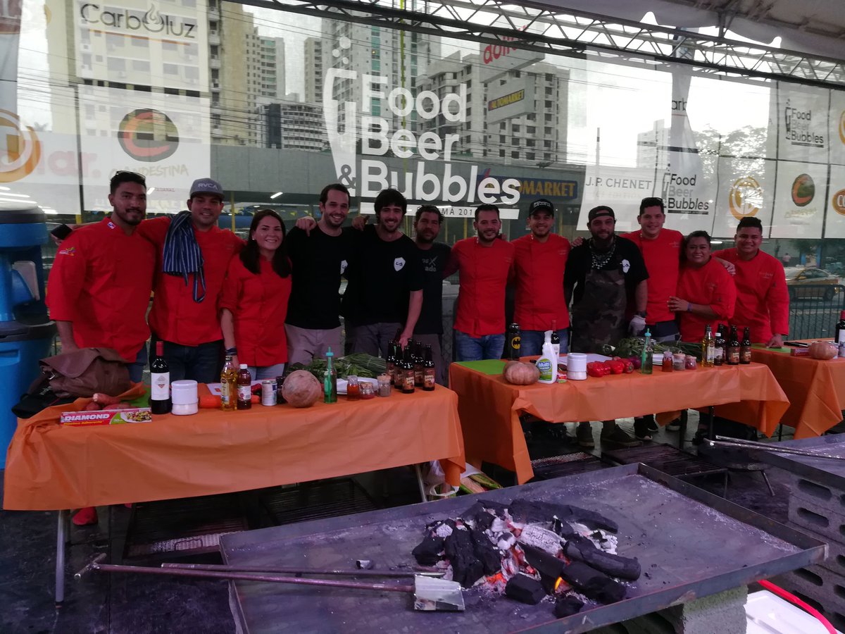 TopChefPa's tweet photo. #TopChefAsado en el Food Beer Bubbles con los chicos de @LocosXAsado #TopChefPa https://t.co/sxsd6ONWg4