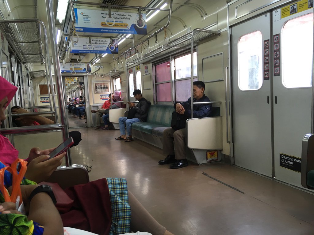 nukman's tweet photo. Minggu memang nyaman pergi naik commuterline https://t.co/Idc6IFEREi