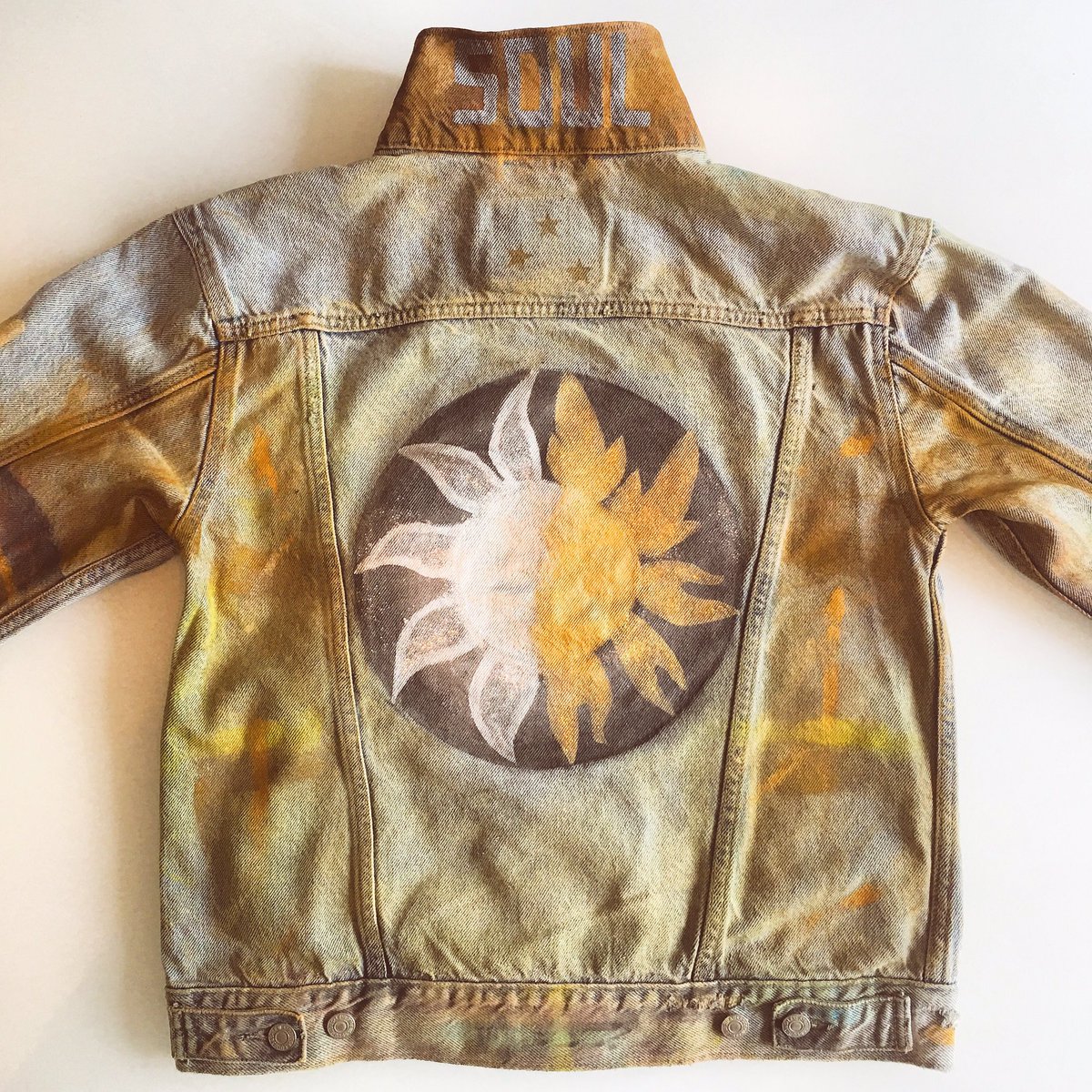 denimSOUL_net's tweet photo. The sun is often recognized as a symbol of #rebirth, #strength and #power. The #moon #femalegoddess 
#customdenimjacket #denimSOUL by #robynlevy https://t.co/r5cQxagHGY