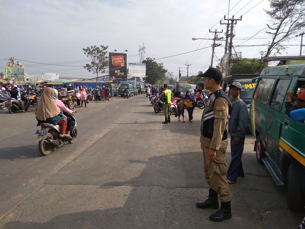 Untuk perempatan jalan baru majalaya lalulintas ramai lancar ..dari aktipitas masyarakat di bulan romadhon masih biasa,dengan kepadatan aktipitas seperti minggu minggu kemaren, tidak ada penurunan masyarakat dari antusias mengunjungi pasar tumpah musiman