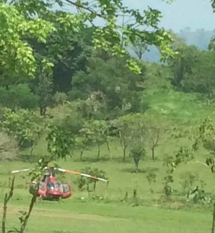 ¿Esta nave roja es donde viajaba Fidel Herrera? tal vez sea la misma, pero ahora es el “CHIQUICOPTERO DE CAMPAÑA”; la estrategia es dejarlo escondido 😂y llegar en coche para que piensen que llegó por carretera ¿Se lo compró papi?