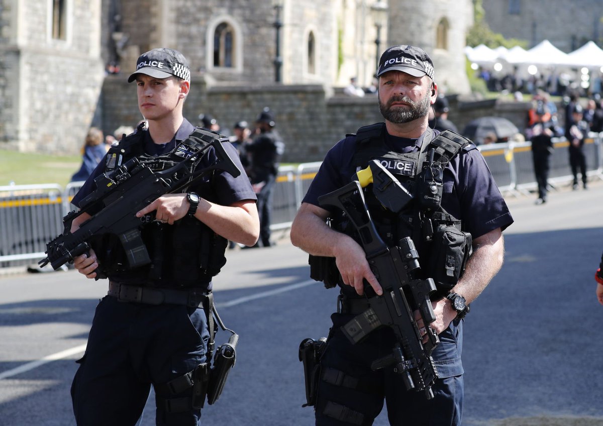 Southwood Auf Twitter T Co Ofutjckiq1 イギリスの警察 の人がg36やlmtのpdwのように見える超かっこいい鉄砲を持っています