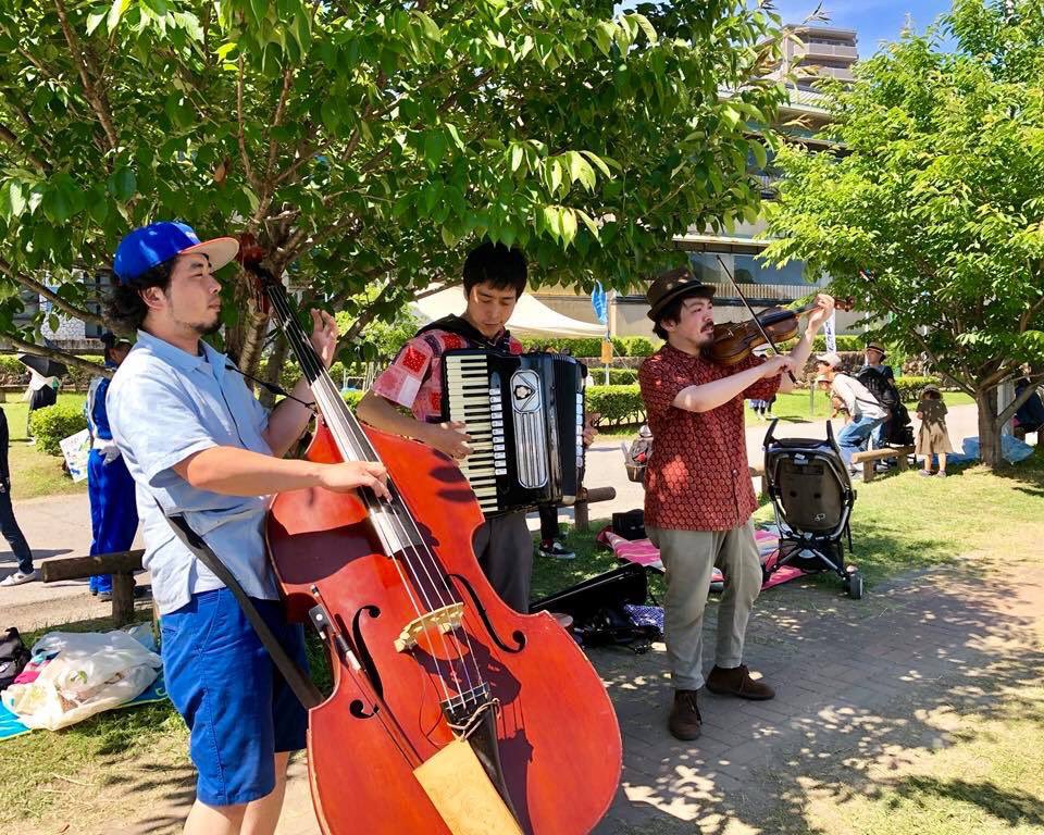 skn_fm's tweet photo. DOSAMA in village 2018
色々な所を練り歩き。
高知初ライブは明日(5/21)❗️
https://t.co/Lgwcr5JflW
#DOSAMA #高知 #アコーディオン https://t.co/0xa2ZF1Y0Z