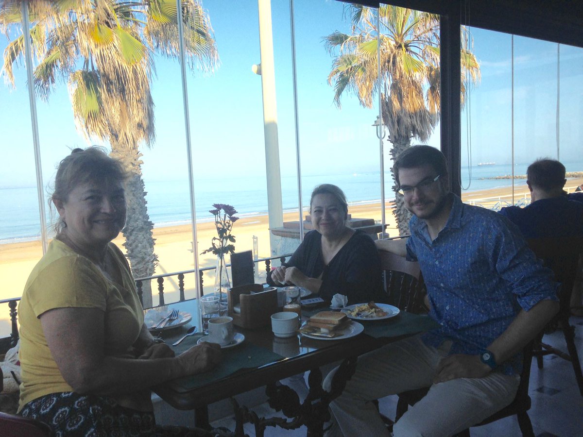 HotelPlayaRegla's tweet photo. Hoy están disfrutando de nuestro desayuno con vistas al mar los bloggers Sergio @Nada_Incluido Monica @mimochilamepesa y Mar @mirutaes 
Una buena manera de empezar la mañana en #ChipionaNatural https://t.co/J0AKyfPyly