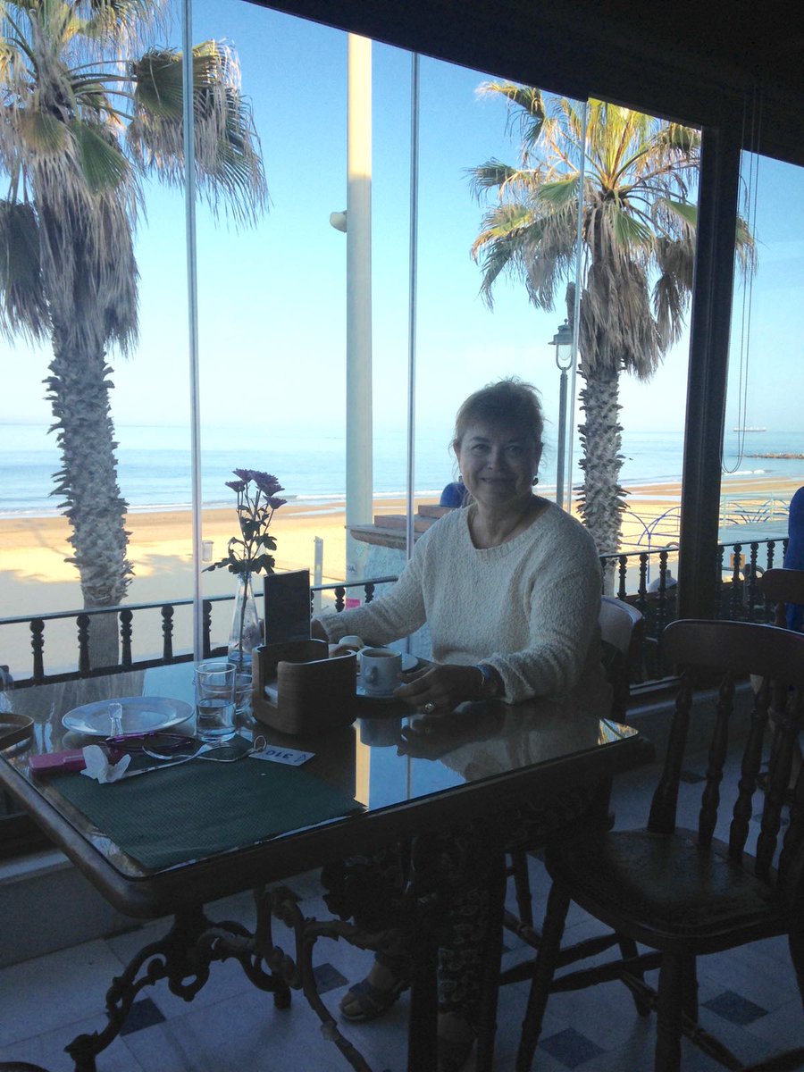 HotelPlayaRegla's tweet photo. Hoy están disfrutando de nuestro desayuno con vistas al mar los bloggers Sergio @Nada_Incluido Monica @mimochilamepesa y Mar @mirutaes 
Una buena manera de empezar la mañana en #ChipionaNatural https://t.co/J0AKyfPyly