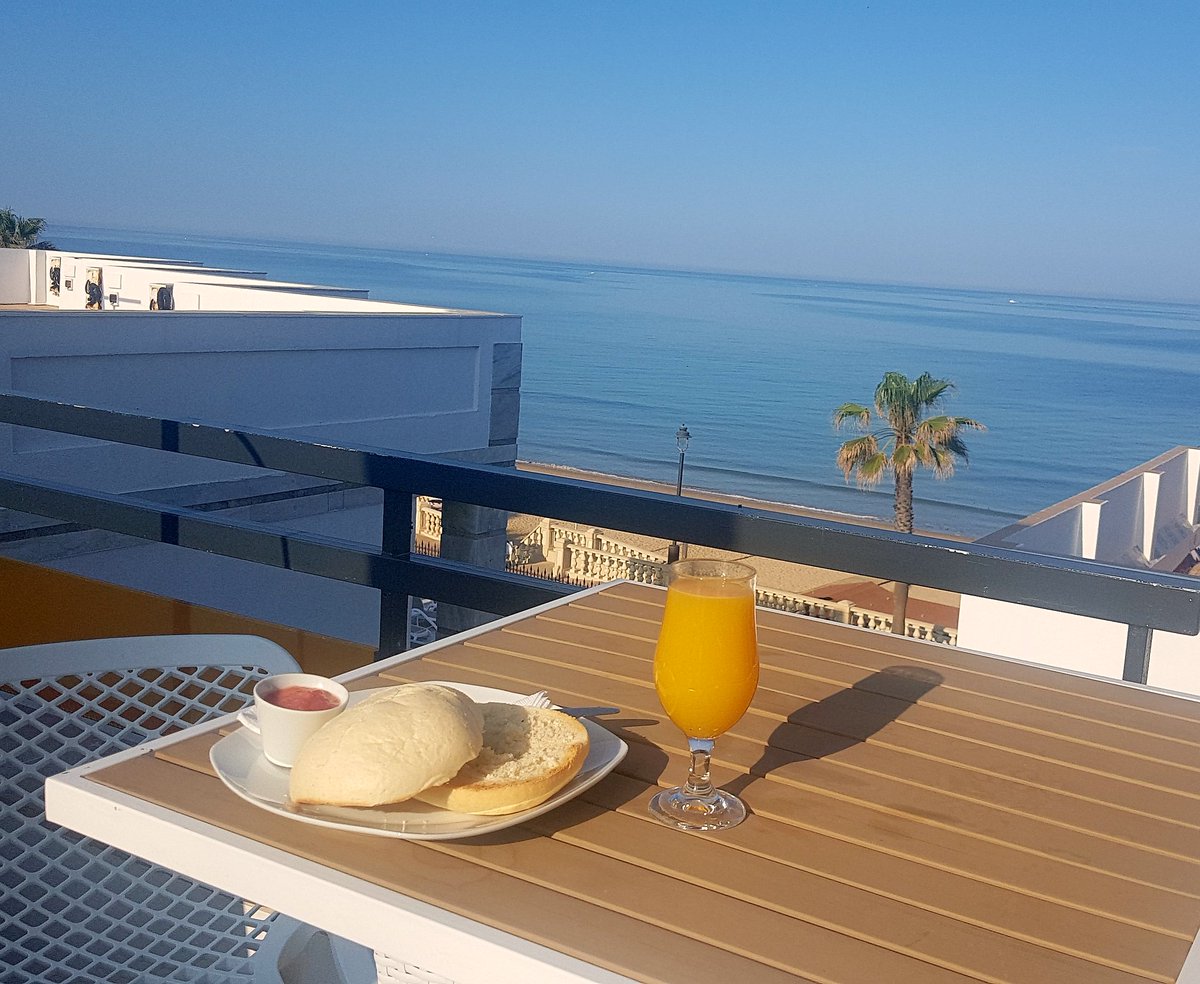 lvdclaudia's tweet photo. ¡¡Cogiendo fuerzas para subir al Faro de Chipiona!! 🍞☕ #ChipionaNatural @hamarinaluz @ACITURChipiona https://t.co/uBRHI21ur8