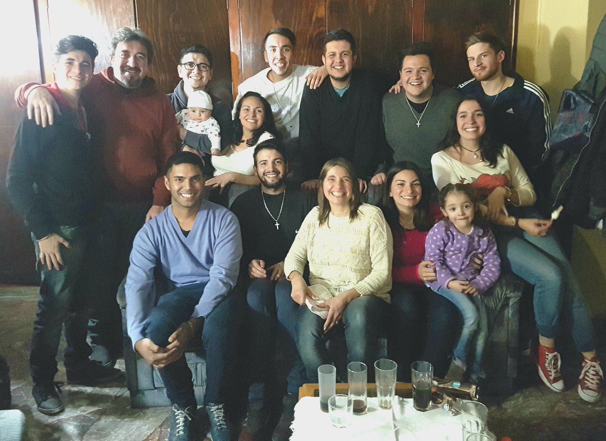 EzeFerrnandez's tweet photo. Pasan los años y seguimos estando . Una parte del viejo y glorioso #ConfiTeam . Mansa noche de recuerdos re bonitos 💜 . https://t.co/7eWNnIXzjK