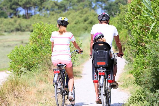 Planazo para la mañana del domingo: montar en #bici en familia. Pero recuerda que contigo en la tuya solo puedes transportar a un menor de hasta 7 años si él va en asiento adicional homologado y tú eres mayor de edad.
