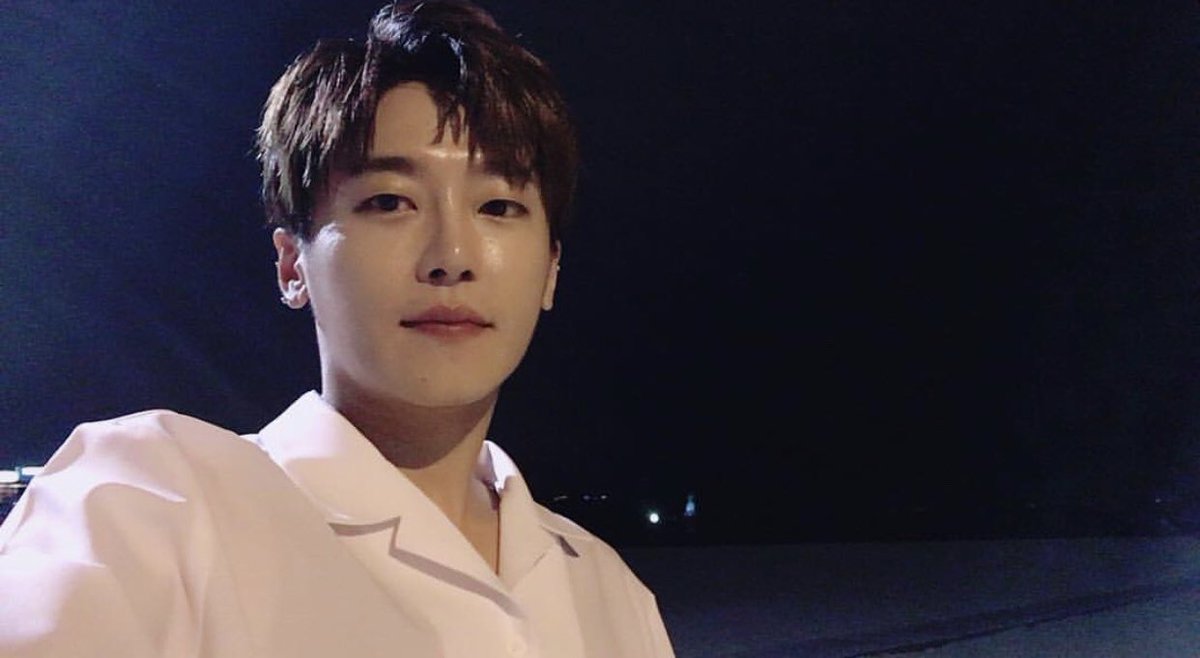 PeriShimmer's tweet photo. The man is insanely gorgeous &amp; have you seen him dance??? Mesmerizing. #HappyBetaDay #Beta #알파벳 #베타 #AlphaBAT https://t.co/uChyqHuqVu