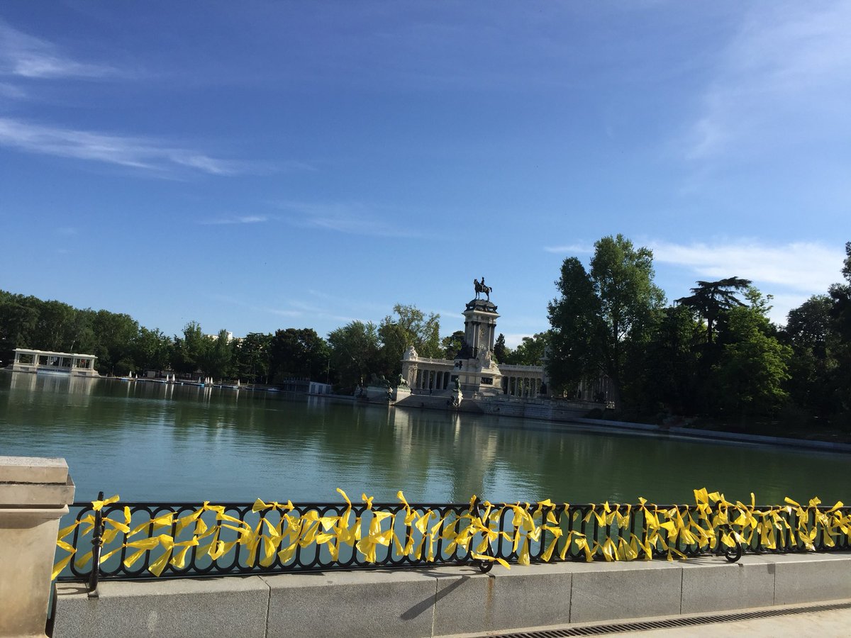 Domingo por la mañana, El Retiro, Madrid:

Madrileñ<a href="/s/">『S』</a> muestran su apoyo a <a href="/ForcadellCarme/">Carme Forcadell Lluís</a> <a href="/dolorsbassac/">Dolors Bassa</a> <a href="/jcuixart/">Jordi Cuixart</a> <a href="/junqueras/">Oriol Junqueras 🎗️</a> <a href="/raulromeva/">Raül Romeva i Rueda</a> @jordialapreso <a href="/jorditurull/">Jordi Turull i Negre</a> <a href="/joseprull/">Josep Rull i Andreu</a> <a href="/quimforn/">Joaquim Forn</a>

#usvolemacasa #usvolemlliures 
#LlibertatPresesPolitiques 
#LlibertatPresosPolítics