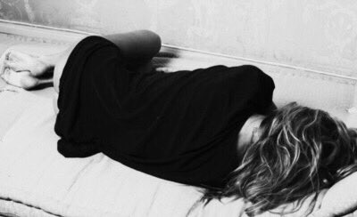 уставшая женщина. депрессия лежит. депрессия лежит. усталая женщина. девушка лежит в депрессии.