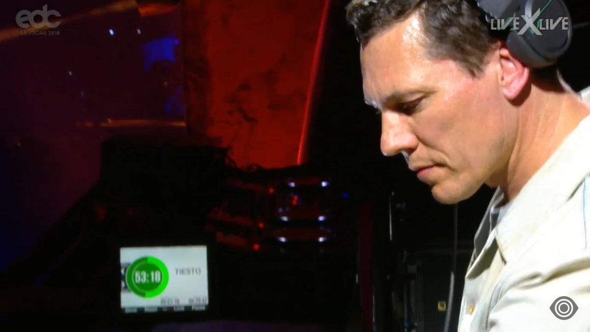 ravehoppers's tweet photo. .@tiesto paying tribute to Avicii at the #kineticFIELDS @EDC_LasVegas with @aloeblacc!
@PasqualeRotella @insomniacevents @livexlive
#EDCLV2018 #EDCLV #EDC
Watch it live here: https://t.co/7ZiuPZQvEt https://t.co/dEYomqxXbP