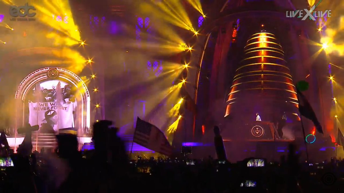 ravehoppers's tweet photo. .@tiesto paying tribute to Avicii at the #kineticFIELDS @EDC_LasVegas with @aloeblacc!
@PasqualeRotella @insomniacevents @livexlive
#EDCLV2018 #EDCLV #EDC
Watch it live here: https://t.co/7ZiuPZQvEt https://t.co/dEYomqxXbP