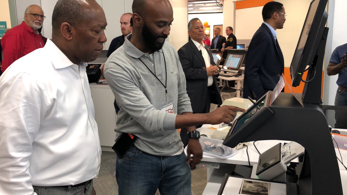 SylvesterTurner's tweet image. .@DavisDistrictB and @houstonlibrary Director @_drrhea gave me a tour of the new #TechLink digital space at Scenic Woods Library today. 

We are reimagining how interactive our community libraries can be. More spaces will be coming to libraries across our city. #tech #innovation