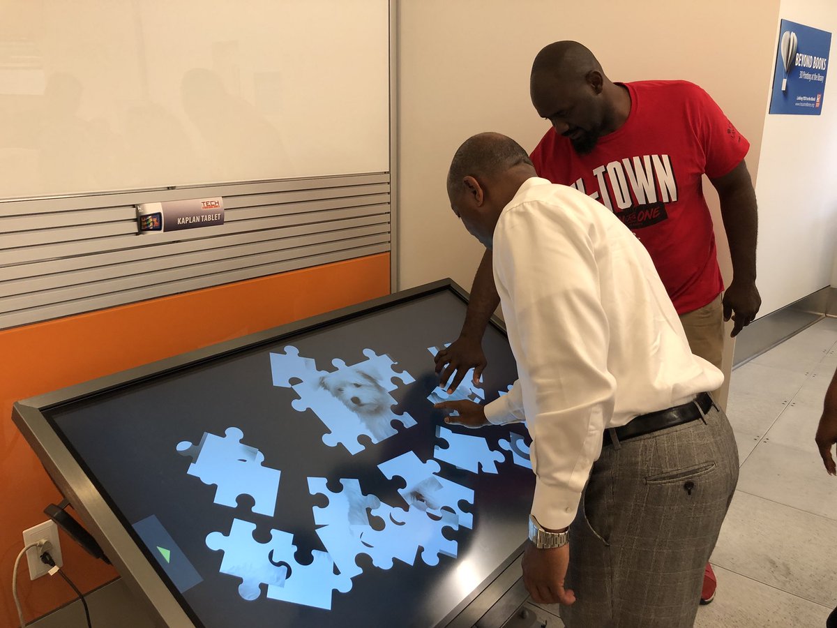 SylvesterTurner's tweet image. .@DavisDistrictB and @houstonlibrary Director @_drrhea gave me a tour of the new #TechLink digital space at Scenic Woods Library today. 

We are reimagining how interactive our community libraries can be. More spaces will be coming to libraries across our city. #tech #innovation