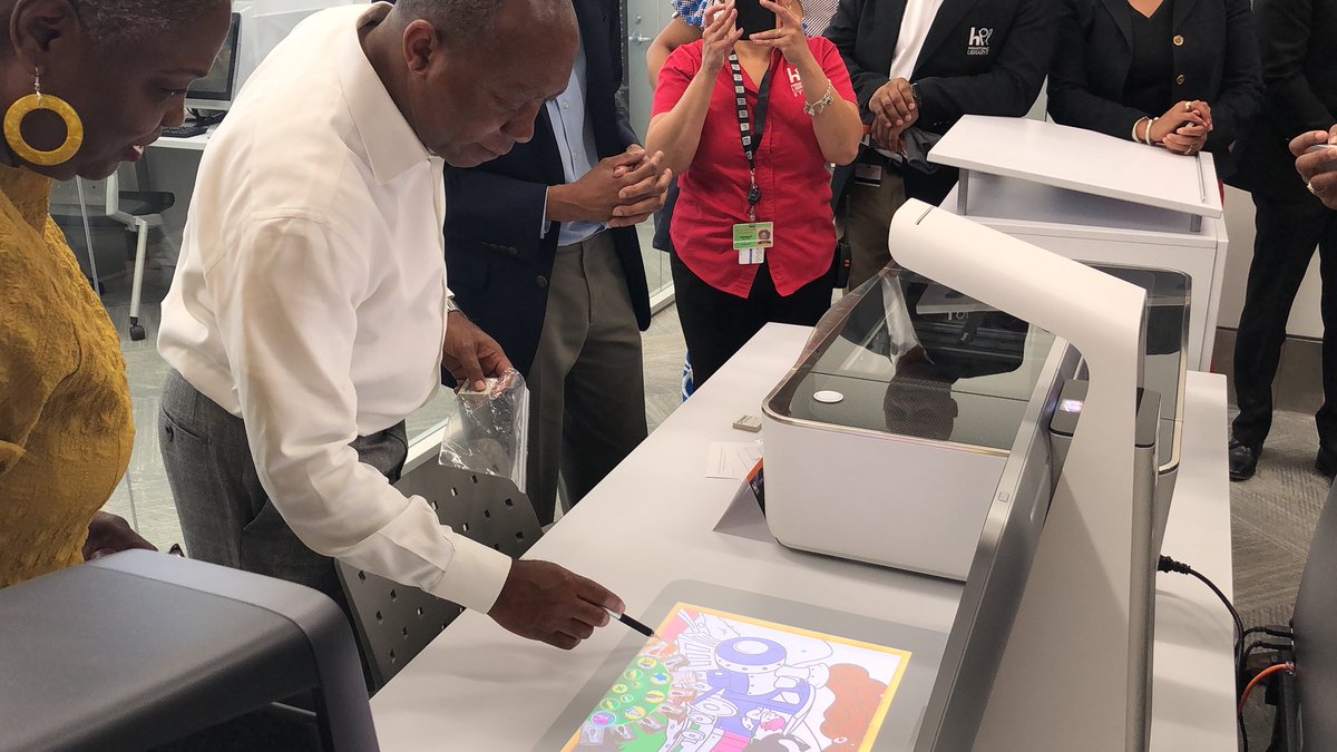 SylvesterTurner's tweet image. .@DavisDistrictB and @houstonlibrary Director @_drrhea gave me a tour of the new #TechLink digital space at Scenic Woods Library today. 

We are reimagining how interactive our community libraries can be. More spaces will be coming to libraries across our city. #tech #innovation