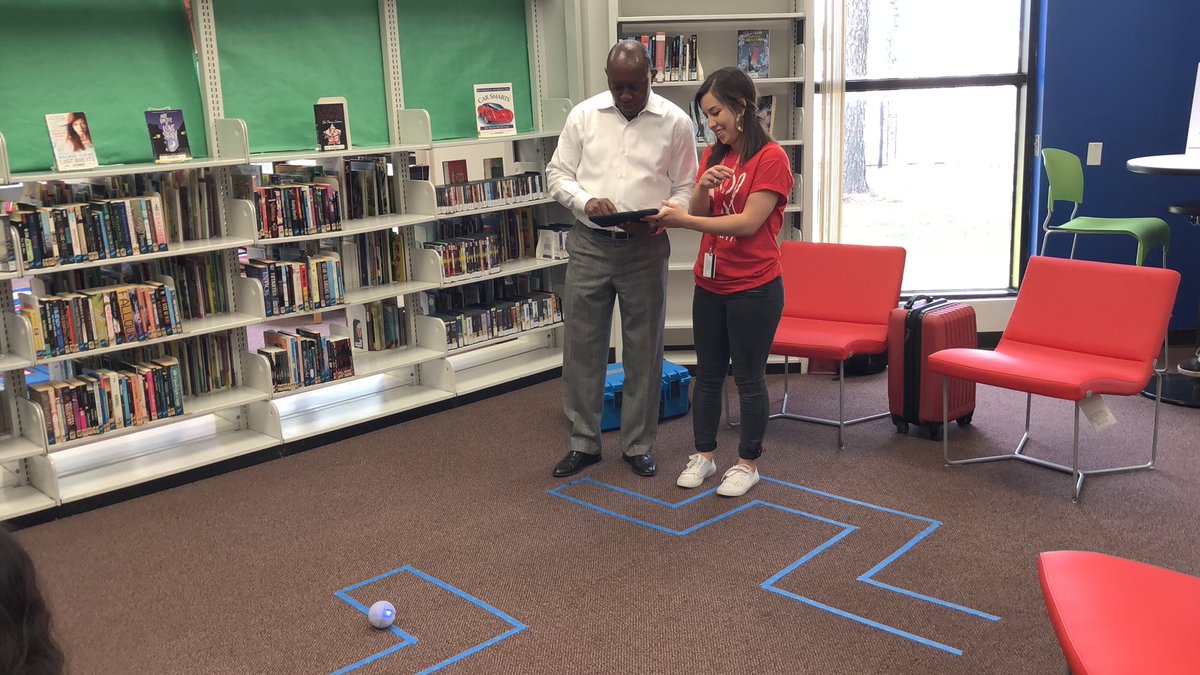 SylvesterTurner's tweet image. .@DavisDistrictB and @houstonlibrary Director @_drrhea gave me a tour of the new #TechLink digital space at Scenic Woods Library today. 

We are reimagining how interactive our community libraries can be. More spaces will be coming to libraries across our city. #tech #innovation