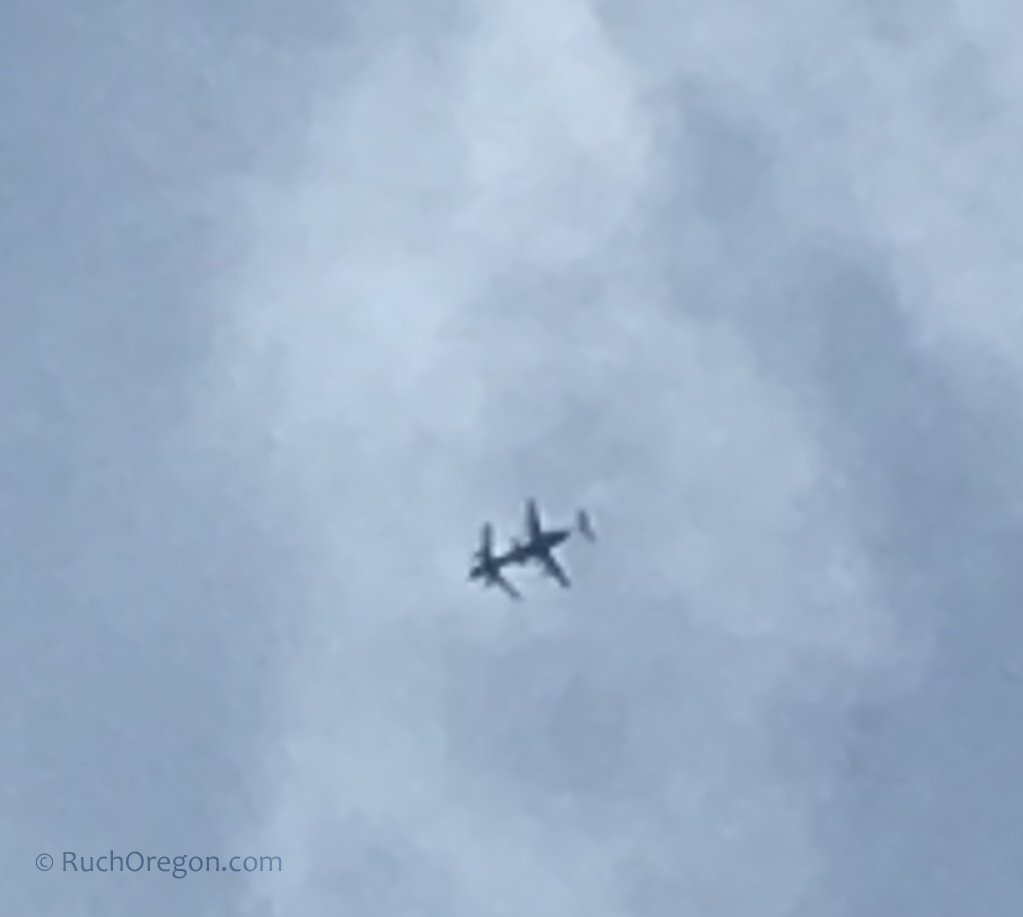 ruchoregon's tweet photo. 2 airplanes flying extremely close to each other over Ruch, Oregon today 5/19/2018 1:42 PM PST https://t.co/C4zNSHFq54
