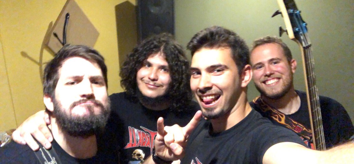 Guille_SalasM's tweet photo. Ayer pasó esto. Y es genial, porque estar con la familia que escoges siempre lo es. A muerte con estos tíos. Nunca nos fuimos; nunca nos iremos del todo. #Electrokill #family https://t.co/2WoaWLlTs0