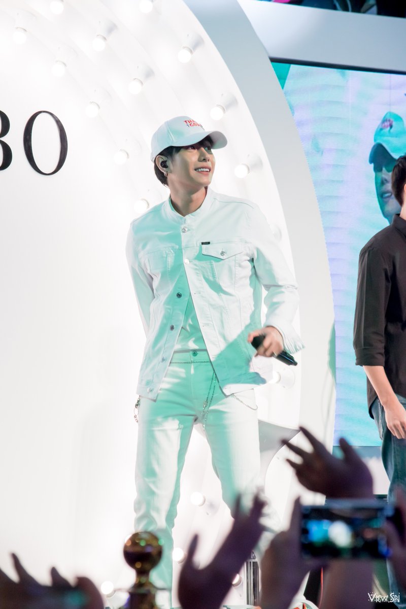 ViewZiiKudpho's tweet photo. คิดถึงมั่กๆ😊
โหล่ววววมั่กๆเลยด้วย
#เป๊กผลิตโชค
#PeckPalitChoke
#PalitGallery
#KANEBOxPeckPalitchokeConcert
#ViewSri https://t.co/mSbdYDPw4m