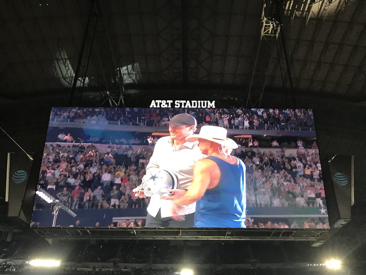 taymckeague's tweet photo. .@JasonWitten on stage with @kennychesney giving me all the feels! So awesome. https://t.co/wOJXzyCRON