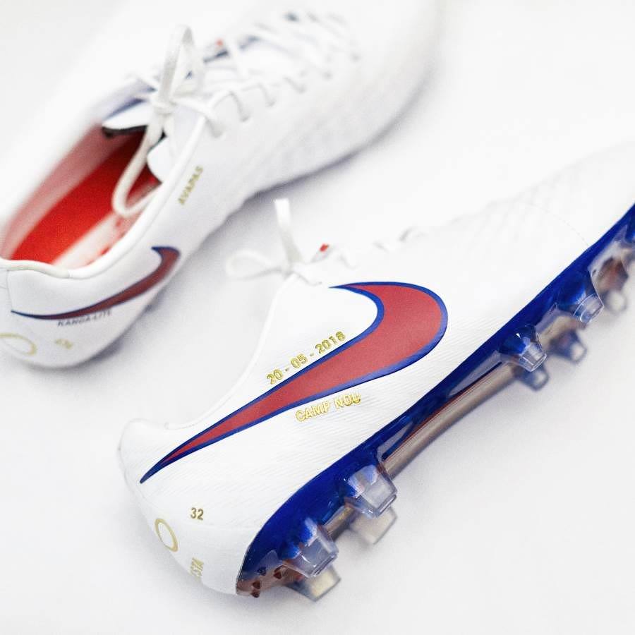FiebreCule's tweet photo. Las botas que usará Iniesta en su último partido con el Barça. https://t.co/BJCpgCM0zs