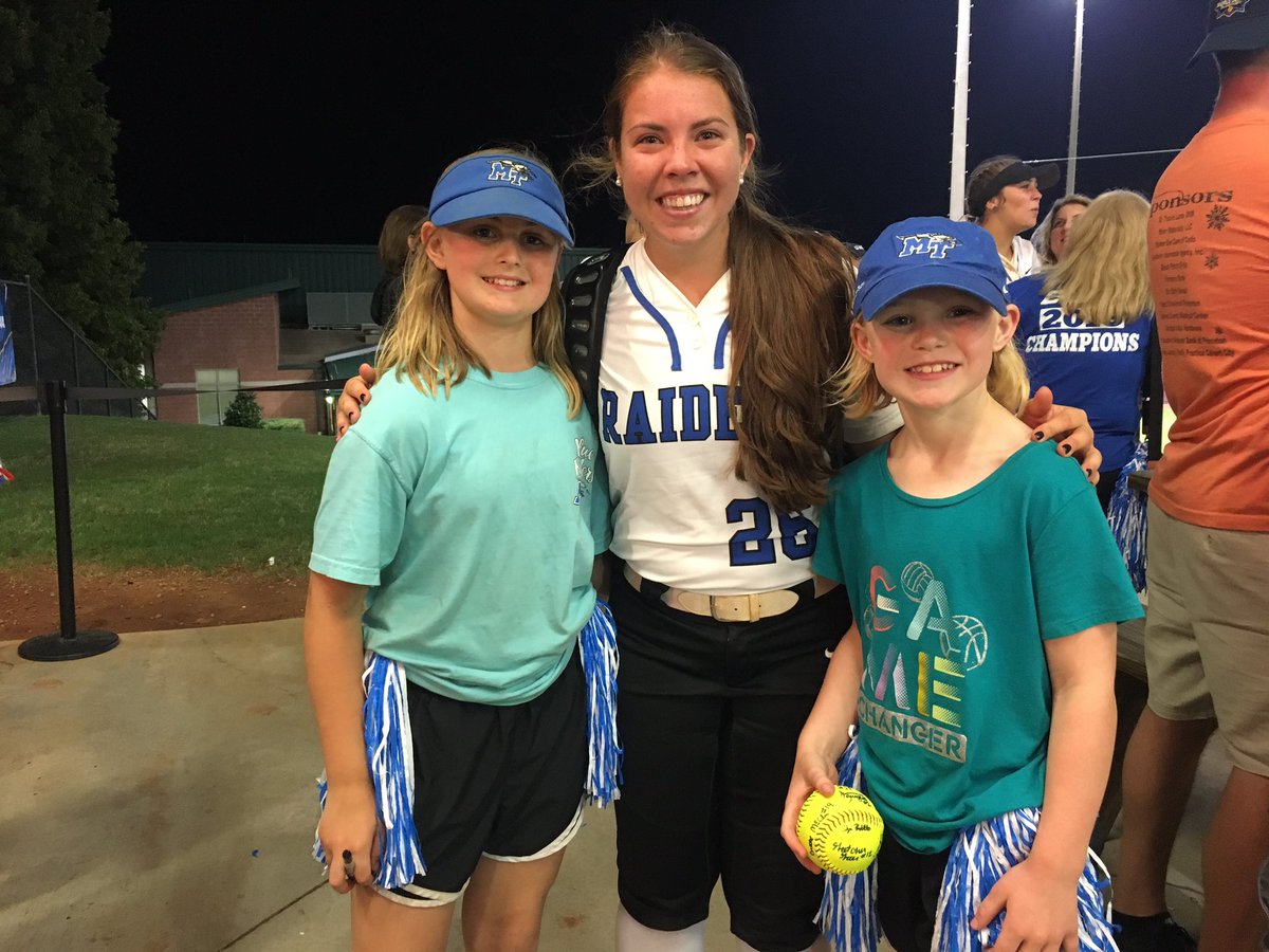 twentyonesmom's tweet photo. Proud of my #26!!! Final photos in the Blue Raiders uniform. #bittersweetisanunderstatement #alwaysdriven @kuselton21 #TEAM26 https://t.co/r0LTWvL465