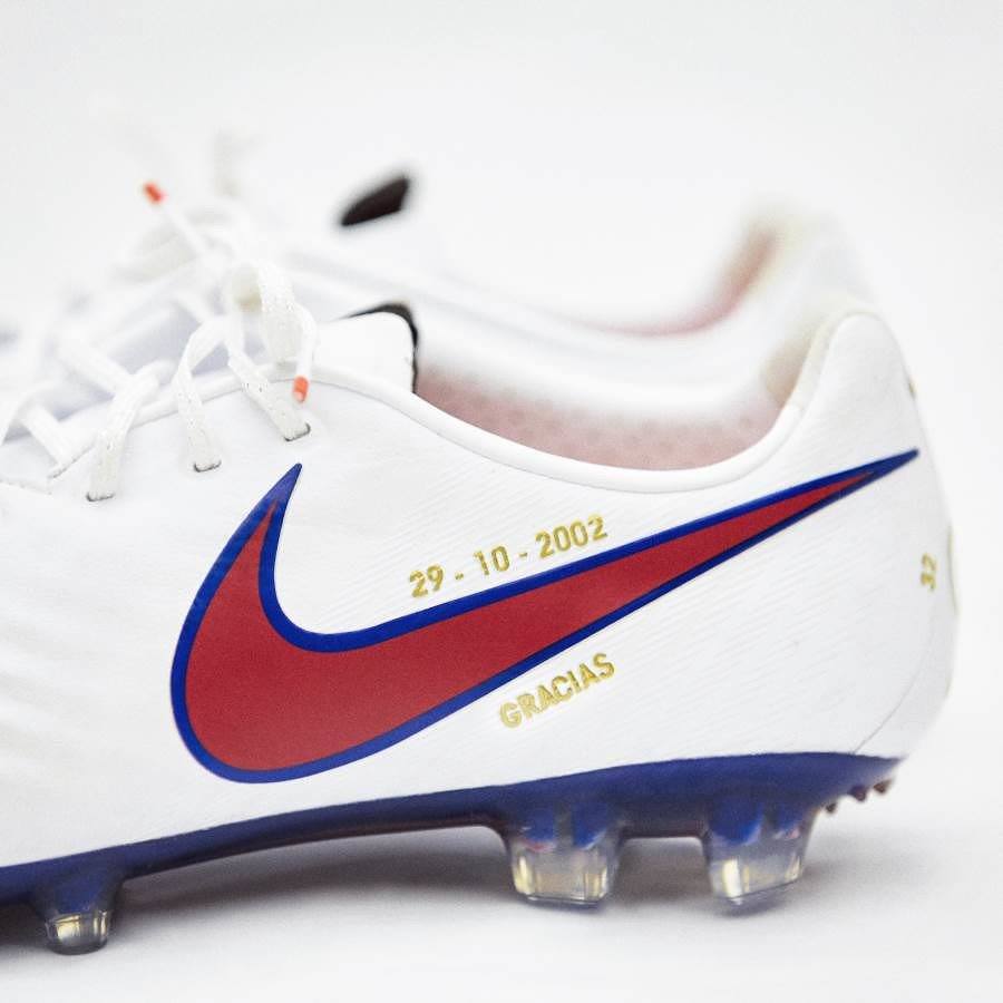 FiebreCule's tweet photo. Las botas que usará Iniesta en su último partido con el Barça. https://t.co/BJCpgCM0zs