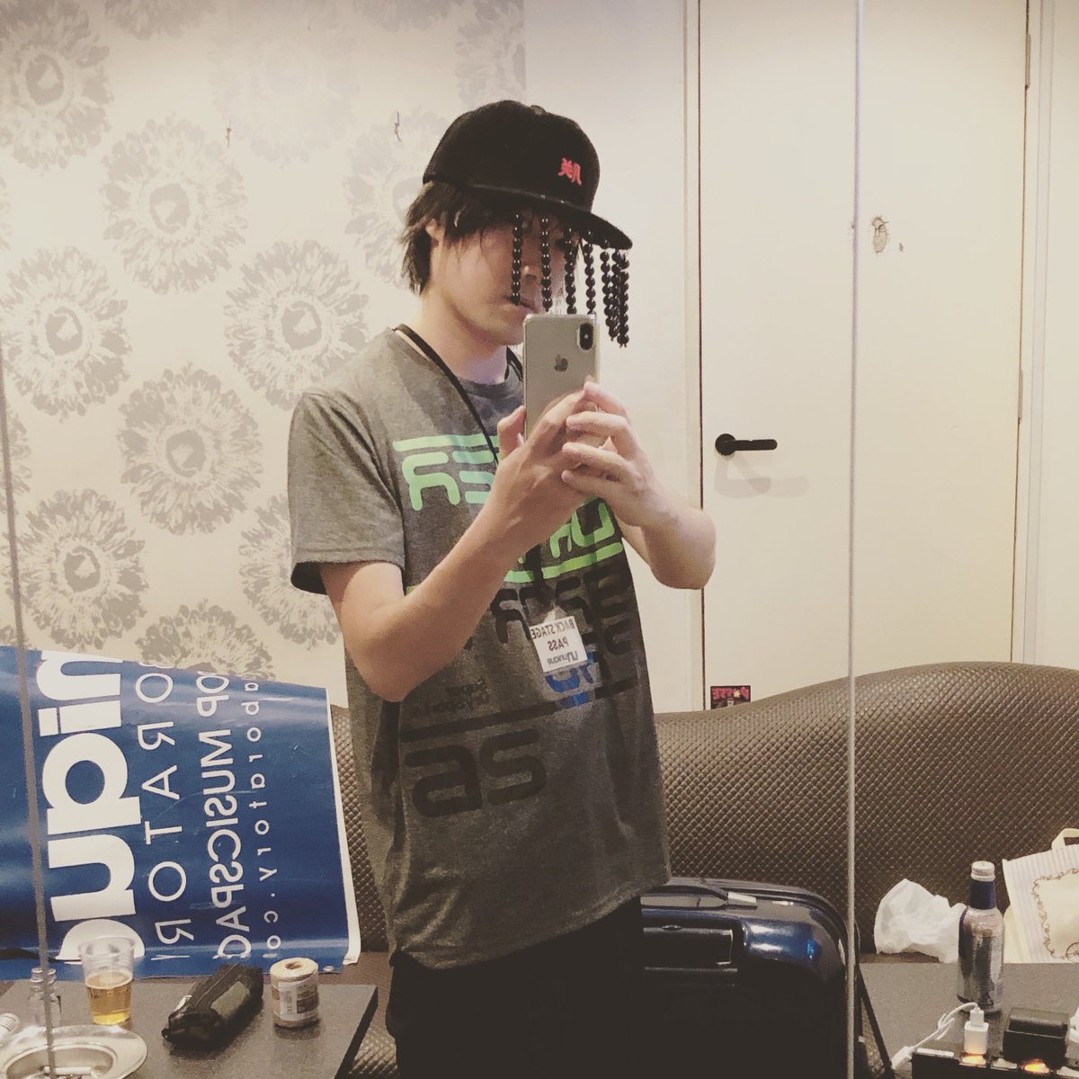 omosan's tweet photo. 朕キャップ、先日イベントで被ってたら「玉が揺れてるのが気になって、凄く話しづらい。玉で黒目も見えないし」と大変不評でした。フレンドリーな帝になろうと思って買ったのに😭 https://t.co/JUbvjMBr3I