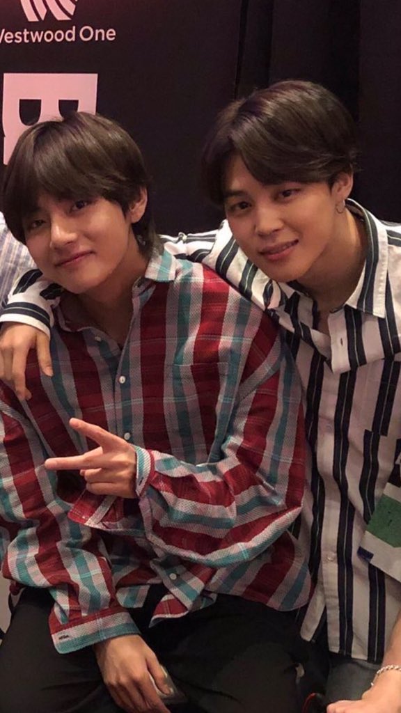 MinRy_1310's tweet photo. VMin nè 🍁 #IVoteBTSBBMAs @BTS_twt https://t.co/wSFwpC19RE