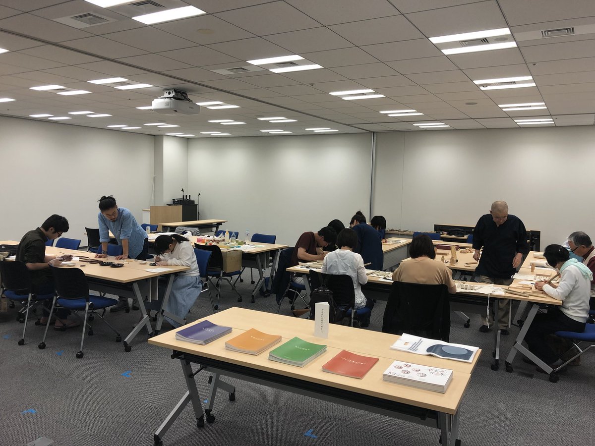 京都伝統工芸大学校 本日も工芸体験キャンパス In 東京 開催中です Task 京都伝統工芸大学校 オープンキャンパス 工芸体験キャンパスin東京 現代の名工 須藤光昭 仏像彫刻 漆工芸 蒔絵